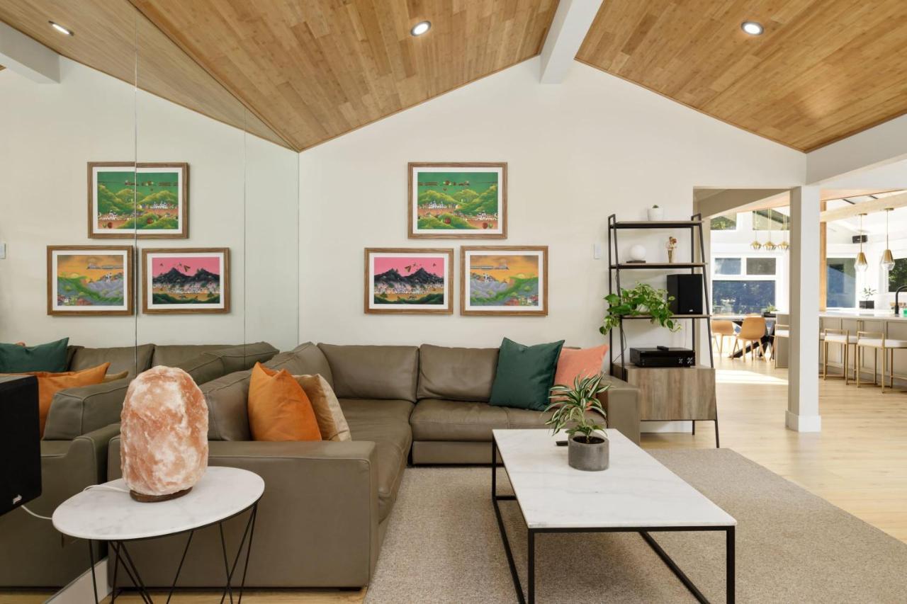 Beautiful Villa With Heated Pool Hot Tub By Forest North Vancouver Esterno foto