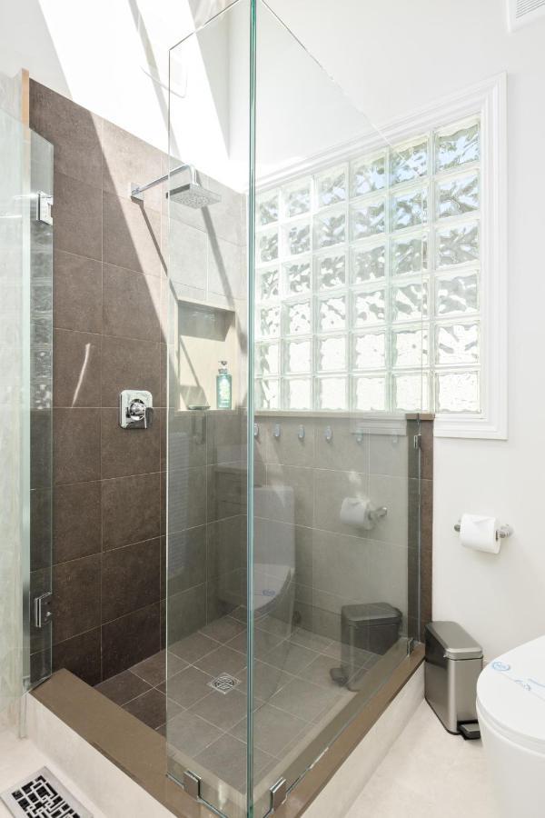 Beautiful Villa With Heated Pool Hot Tub By Forest North Vancouver Esterno foto